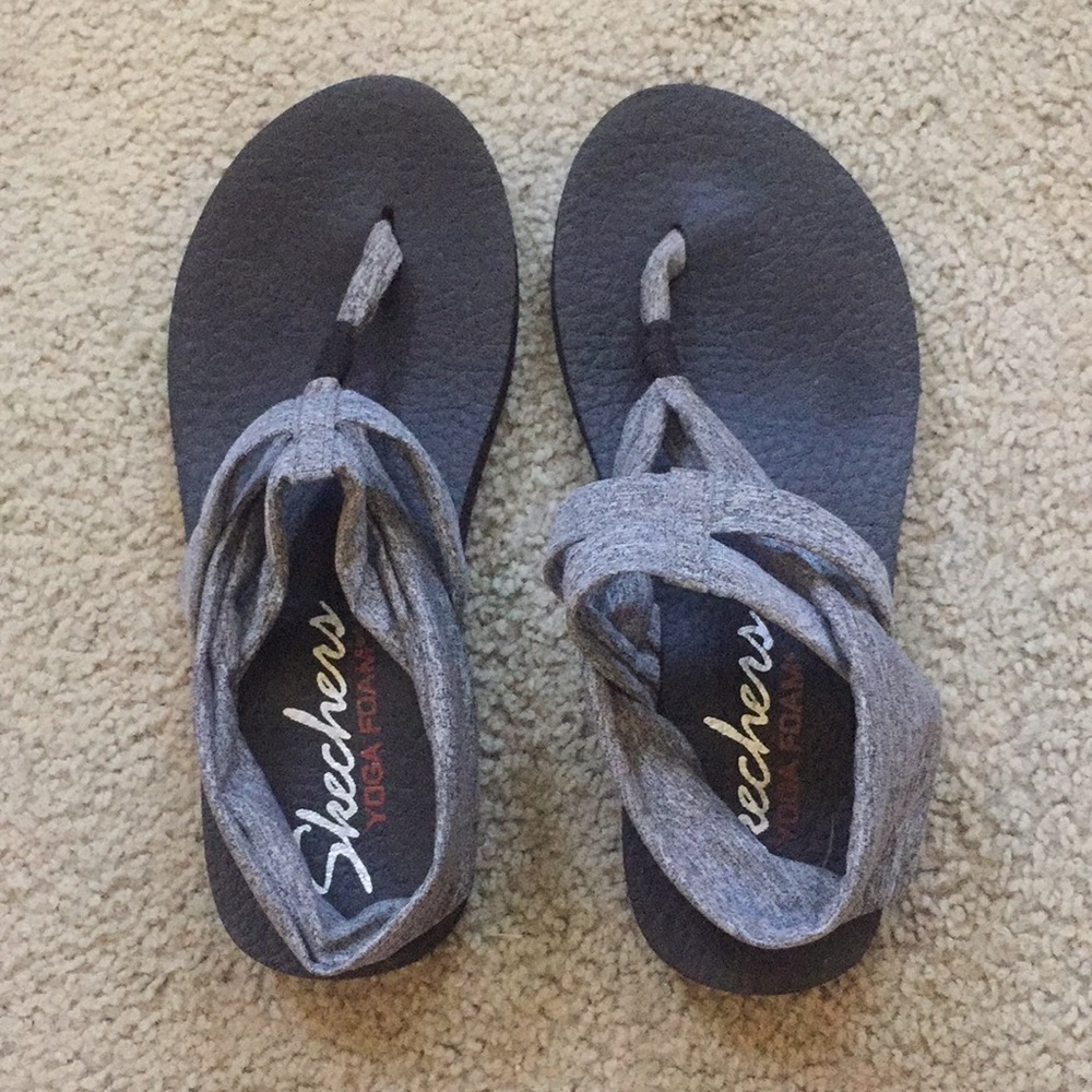 Skechers Yoga Foam. •Like Sanuks•